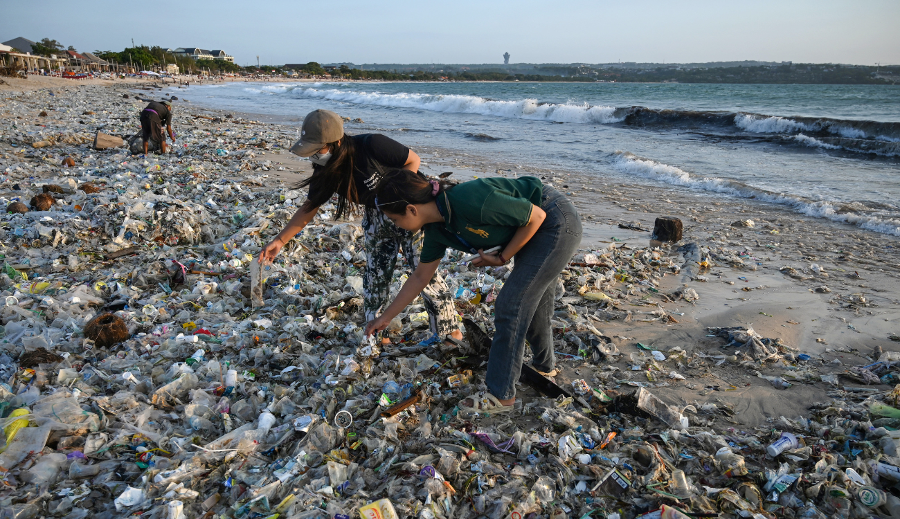 Gli oceani sono ancora pieni di plastica e riciclare non basta più Gli oceani sono ancora pieni di plastica e riciclare non basta più