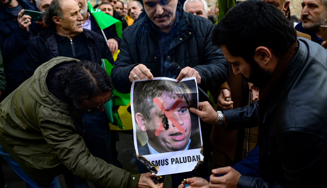 L’Italia ha bloccato l’ingresso a un estremista di destra diretto al summit sulla “remigrazione” L’Italia ha bloccato l’ingresso a un estremista di destra diretto al summit sulla “remigrazione”